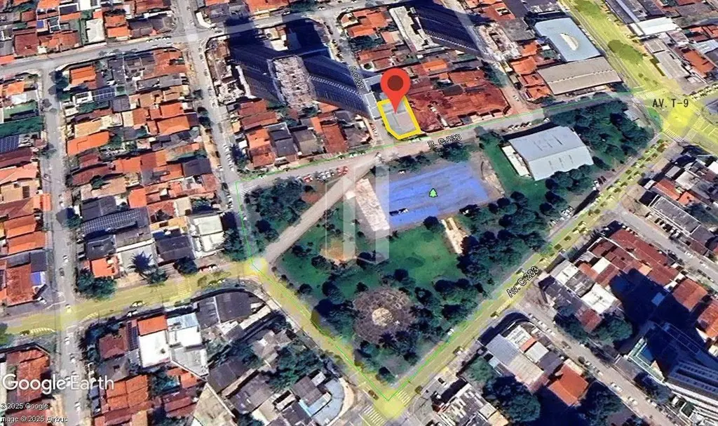 Casa comercial de esquina próximo  Avenida T-09 e praça do Ginásio de Esportes. ...