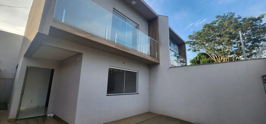 SOBRADO COM ÓTIMO ACABAMENTO - RES. RECANTO DO BOSQUE - 3 quartos, sendo 1 suíte...