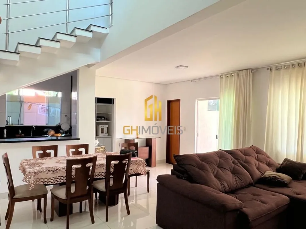 SO0273Sobrado no Vilage Veneza nas proximidades do Condomínio Rubi, em terreno c...