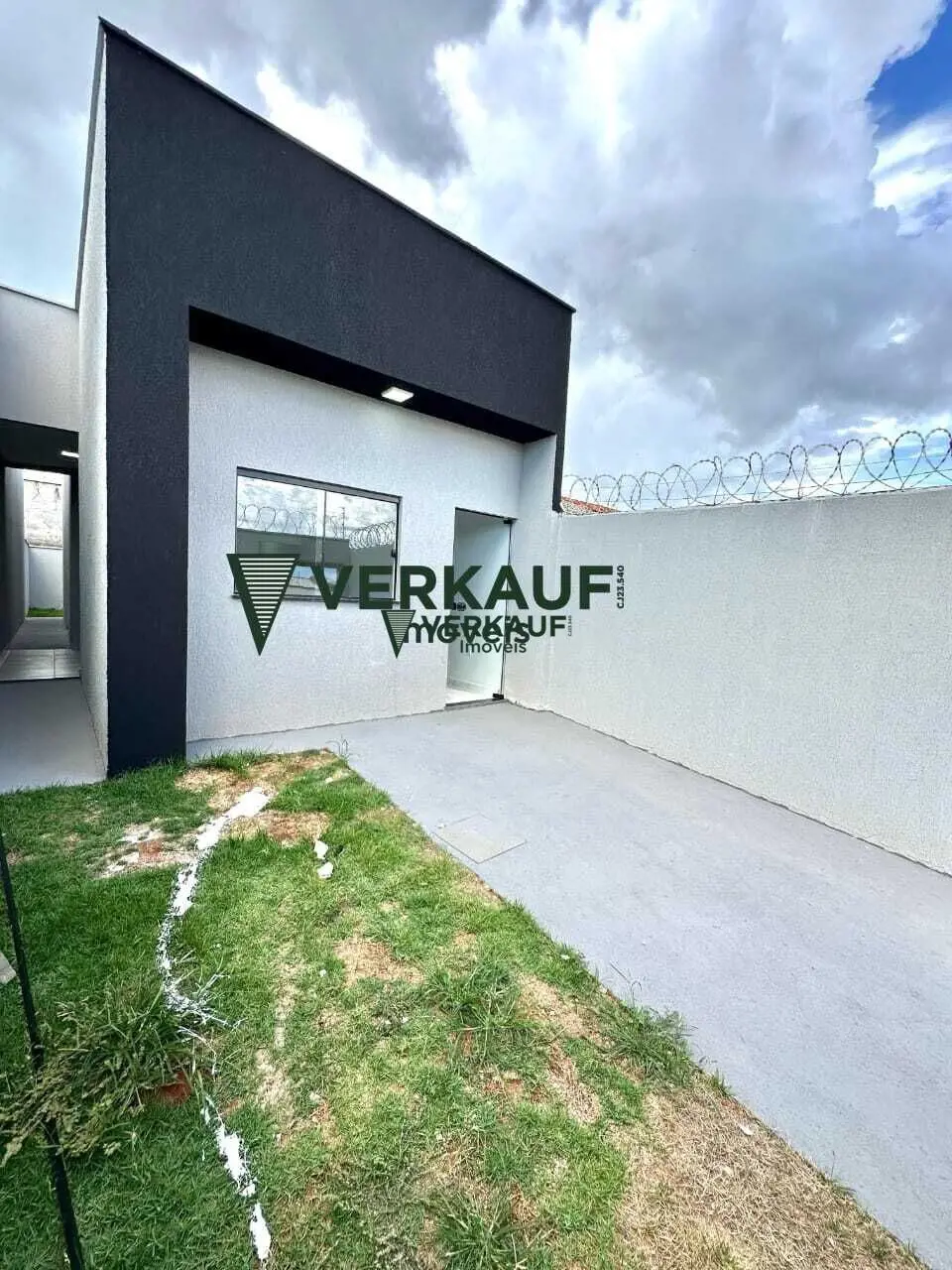 Casa 02 quartos, sendo uma suíte, sala de esta, banheiro social, hall de circula...