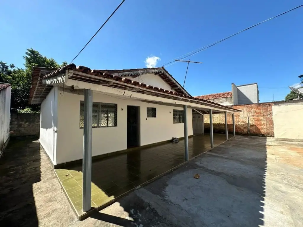 Casa com 03 quartos, banheiro social, sala, cozinha, área de serviço com banheir...