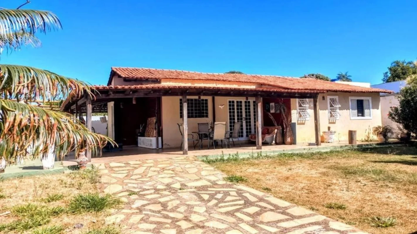 Julisce Alencar Assessoria Imobiliária vende...Casa térrea, localizada no Condom...