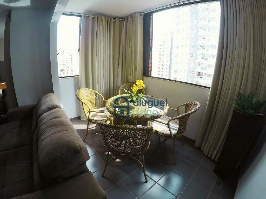 Este apartamento espaçoso e bem-mantido está localizado no Edifício Residencial ...