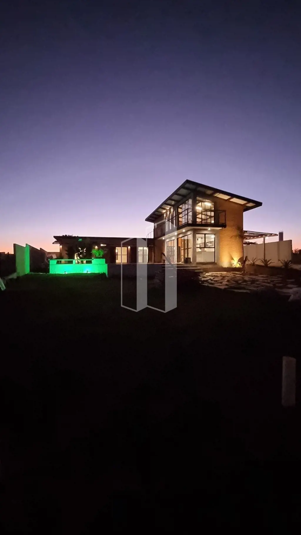  Magnífico sobrado no Lago Corumbá IV -04 suítes, sendo que 02 dividem o mesmo b...