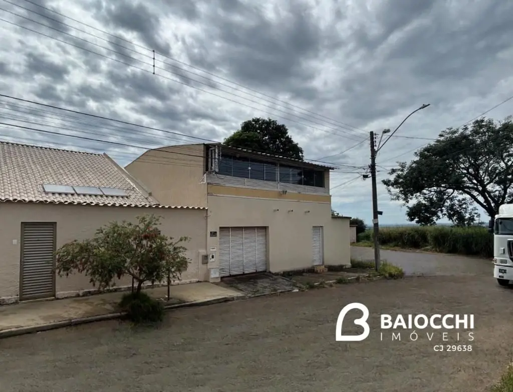 Casa/sobrado 3/4 na parte de baixo 2/4 na parte de cima e 2 banheiros Sala cozin...