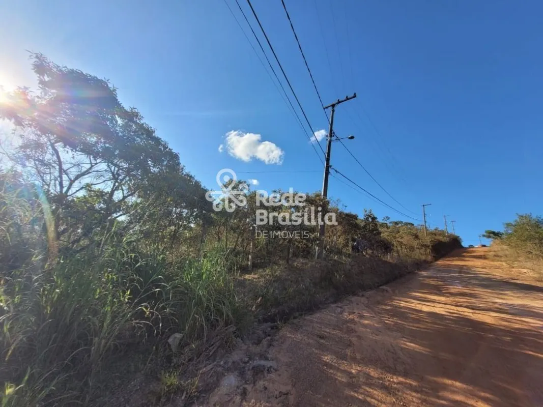 Localizado no Solar da Serra III, no Setor Habitacional Jardim Botânico, este lo...