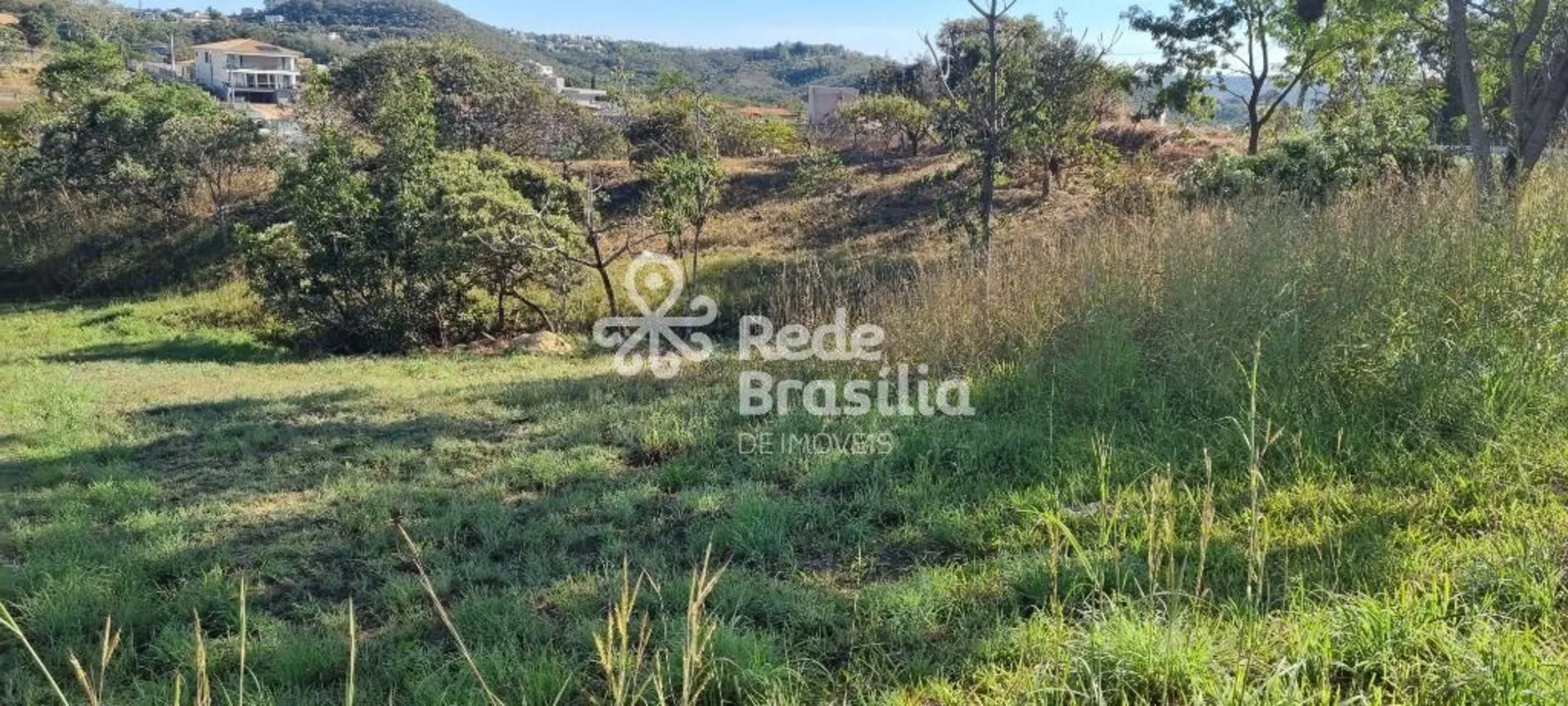 Terreno escriturado com 936m² com vista, em declive.Situado em uma região calma,...