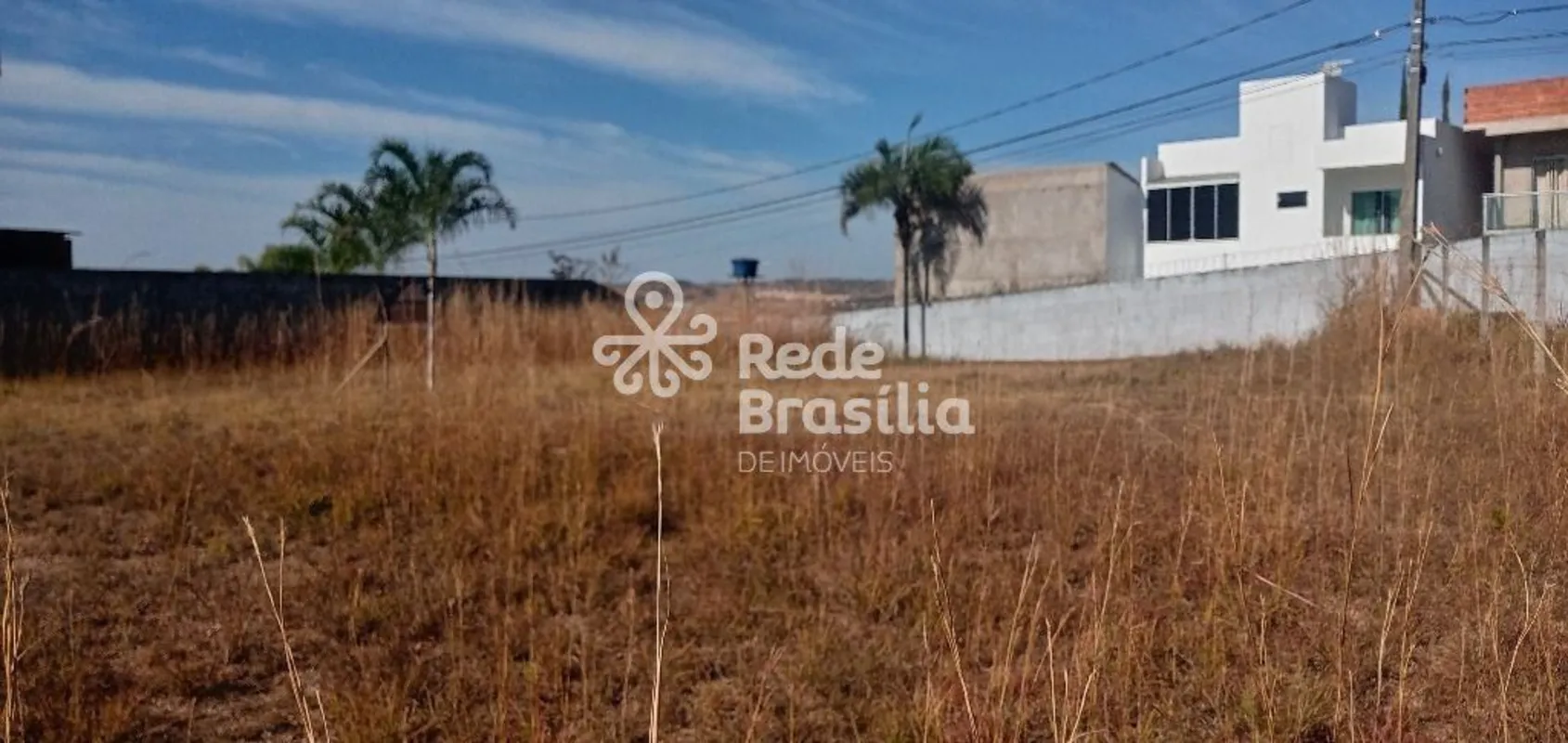 Terreno a 300 metros da portaria, muito bem localizado, medindo 804 m2, 100% pla...