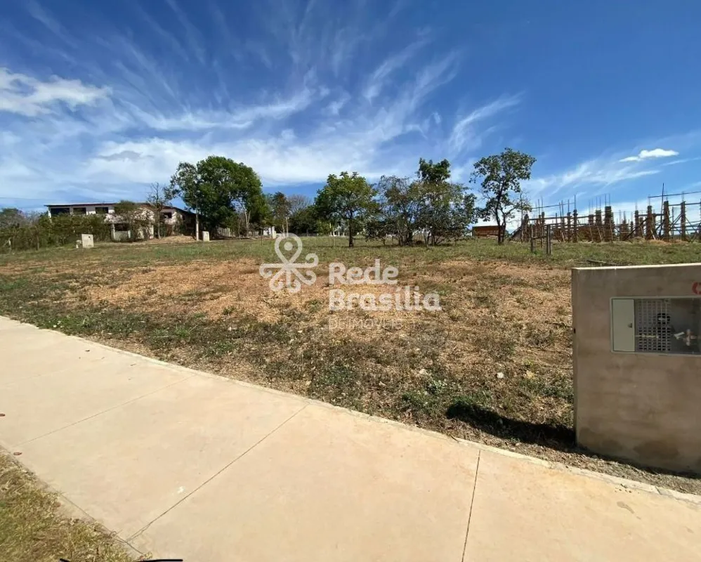 Imóvel localizado no condomínio Belvedere Green, à 16 km da ponte JK. Com portar...