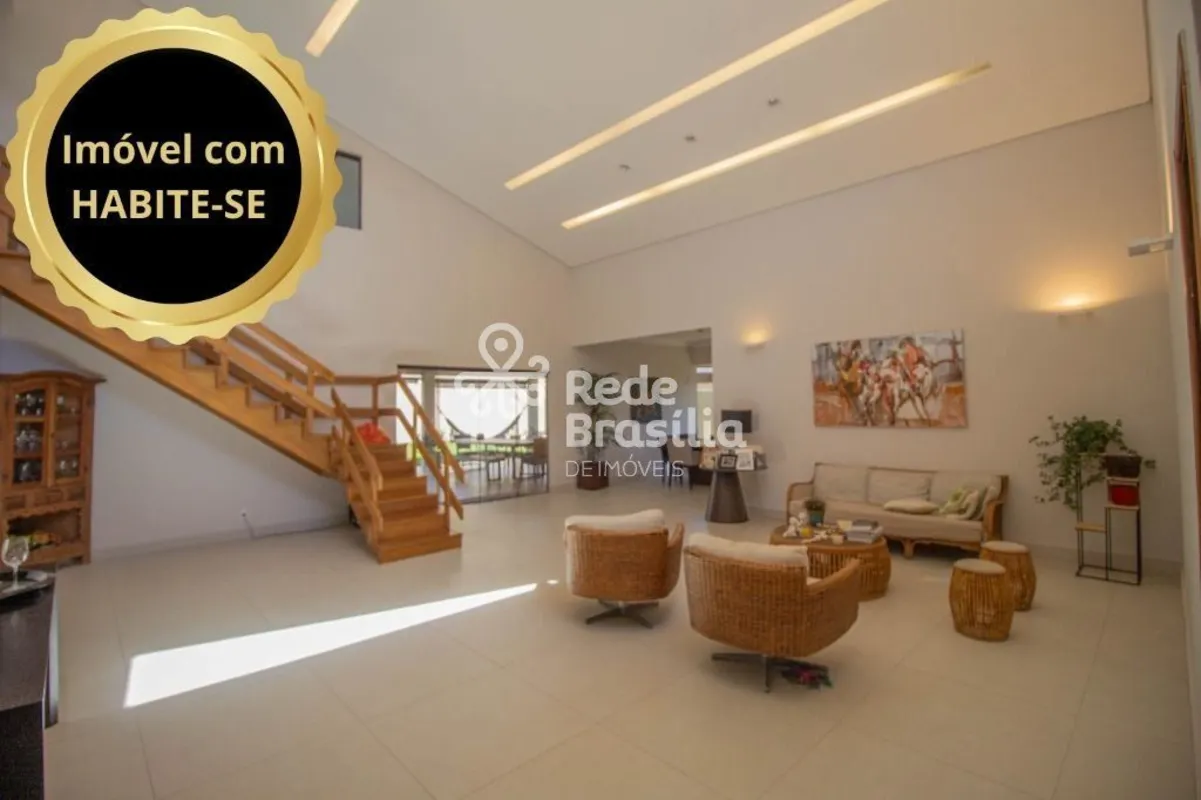 Casa excepcional com Habite-se e belíssima vista permanente.1° Pavimento:- Sala ...