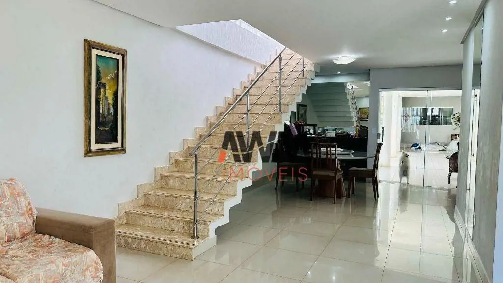 Sobrado a venda no Setor Santa Genoveva, com 315m² de terreno e 240m² de área co...