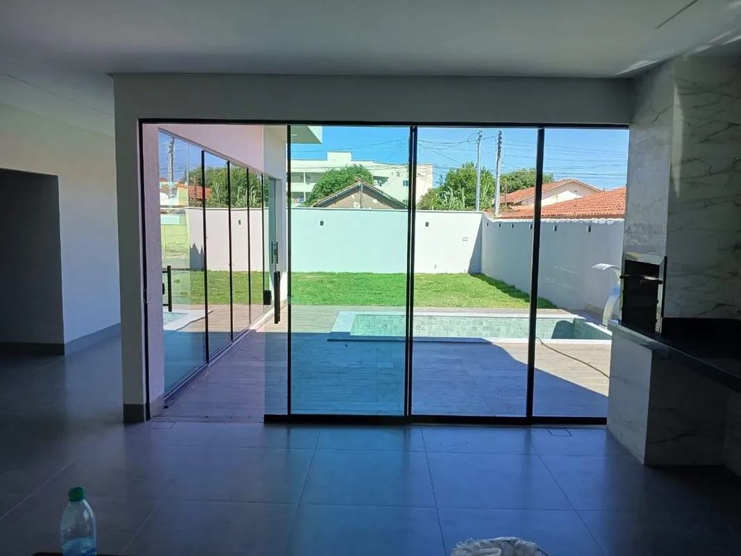 Casa a venda no Setor Santa Helena- Goiânia Casa de 202m² 3 quartos 3 suítes ple...