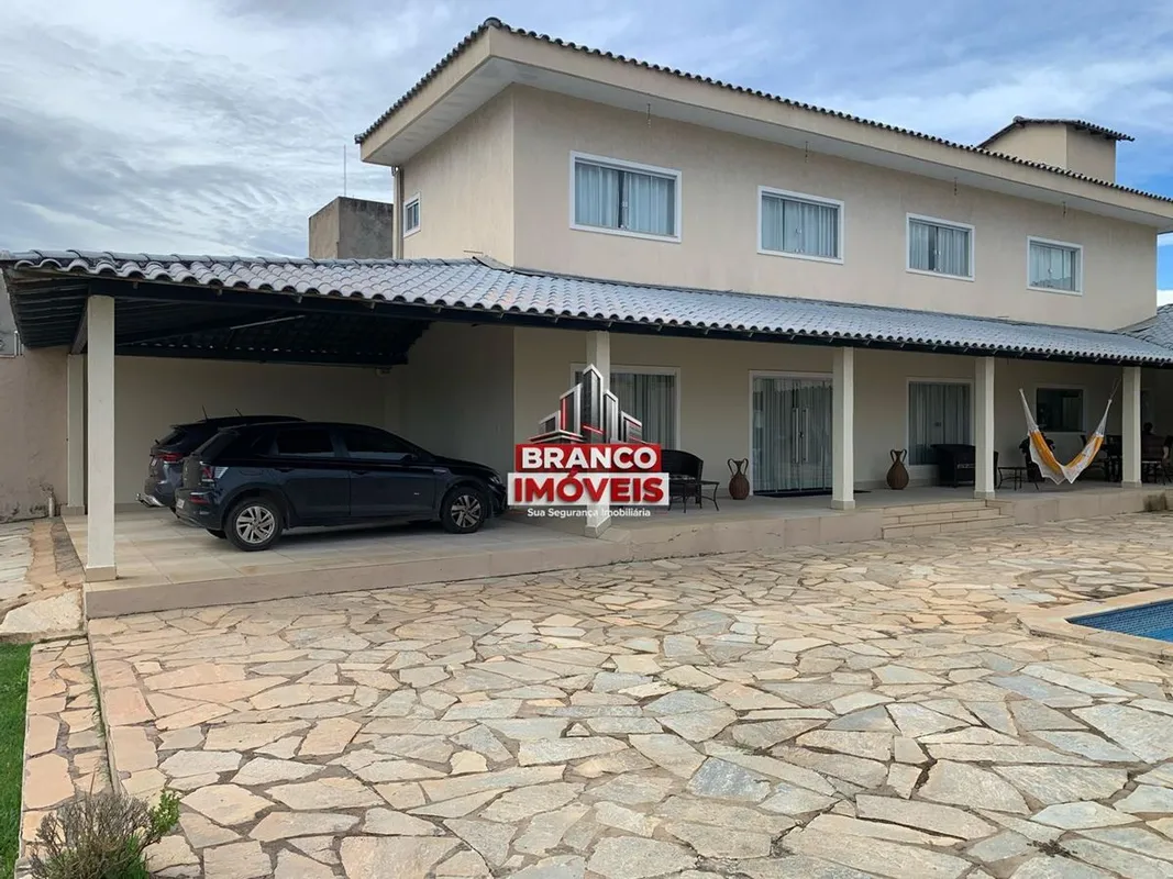 Um lindo sobrado, estilo colonial, amplo, casa compõe com 4 quartos, sendo duas ...