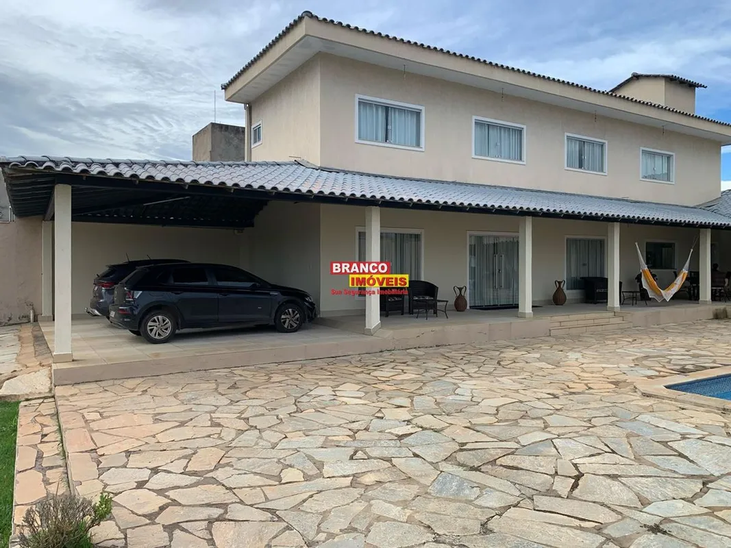 Um lindo sobrado, estilo colonial, amplo, casa compõe com 4 quartos, sendo duas ...