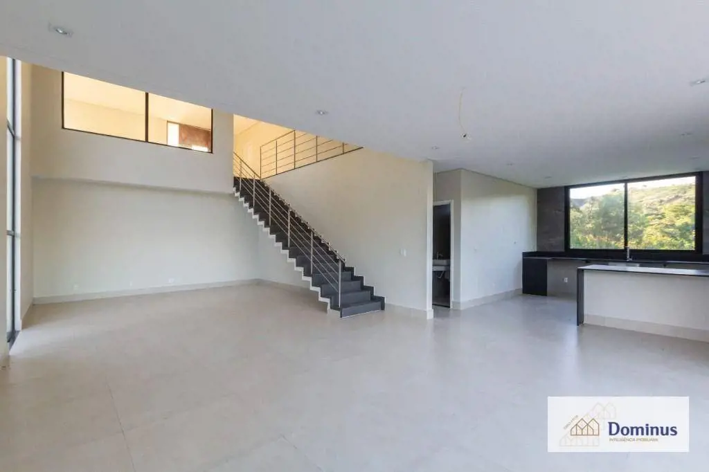 Casa nova com 4 suítes, vista para o vale, piscina e espaço gourmet, no Condomín...