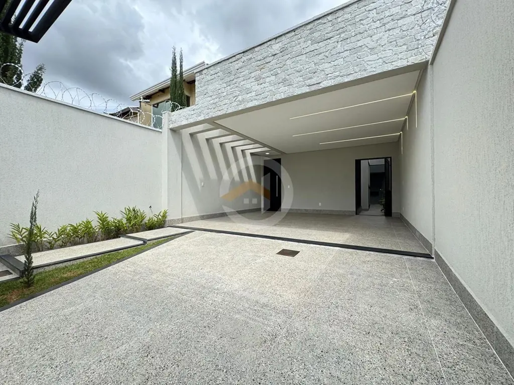 Sobrado no Setor Tres Marias localizaçao privilegiada 3 suites  Sala com pé dire...