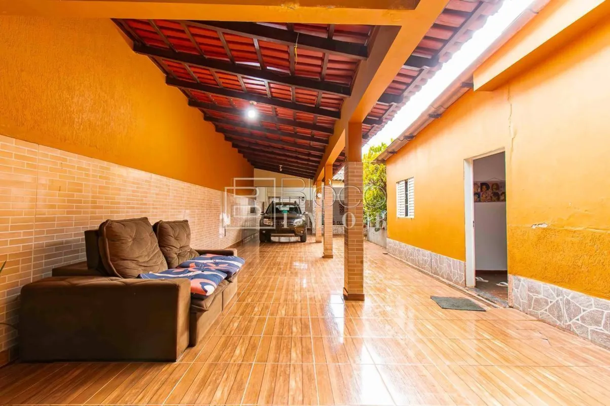 Casa térrea, bem arrejada e iluminação natural, localizada na principal avenida ...