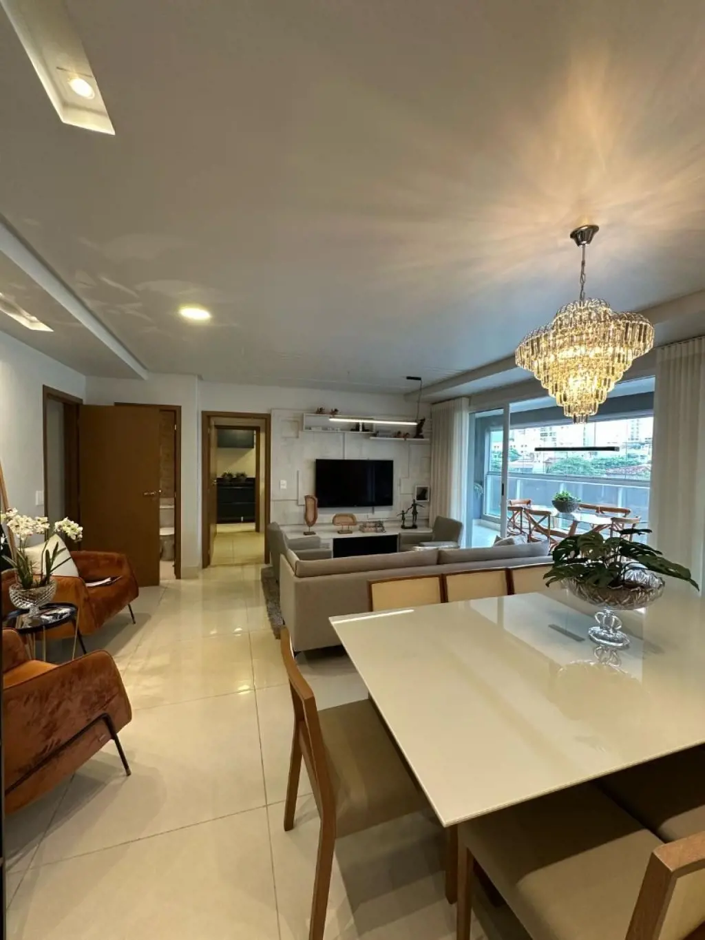 Apartamento mobiliado e completo, pronto para morar!Localizado na T-51, em uma d...