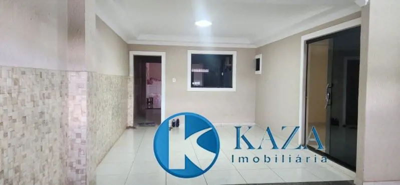 Na casa principal tem 03 quartos, ampla e com móveis planejados na cozinha, coif...