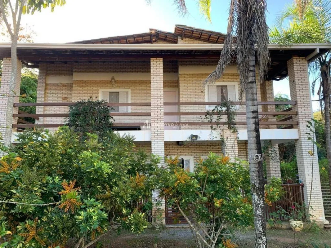 Venda de uma casa incrível, escriturada e pronta para você se mudar. Com 2,2 hec...