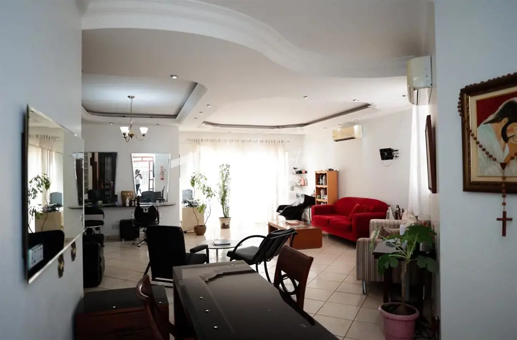 COD U-0024009 - Casa perfeita para o seu negócio, próxima ao Ginásio de esportes...