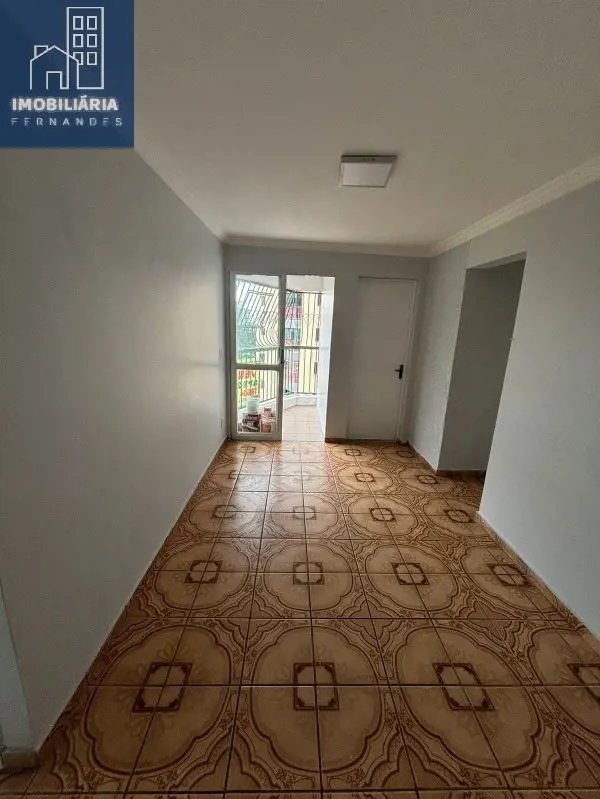 IMOBILIÁRIA FERNANDES aluga excelente apartamento no Ed. Rio Sena, no qual possu...