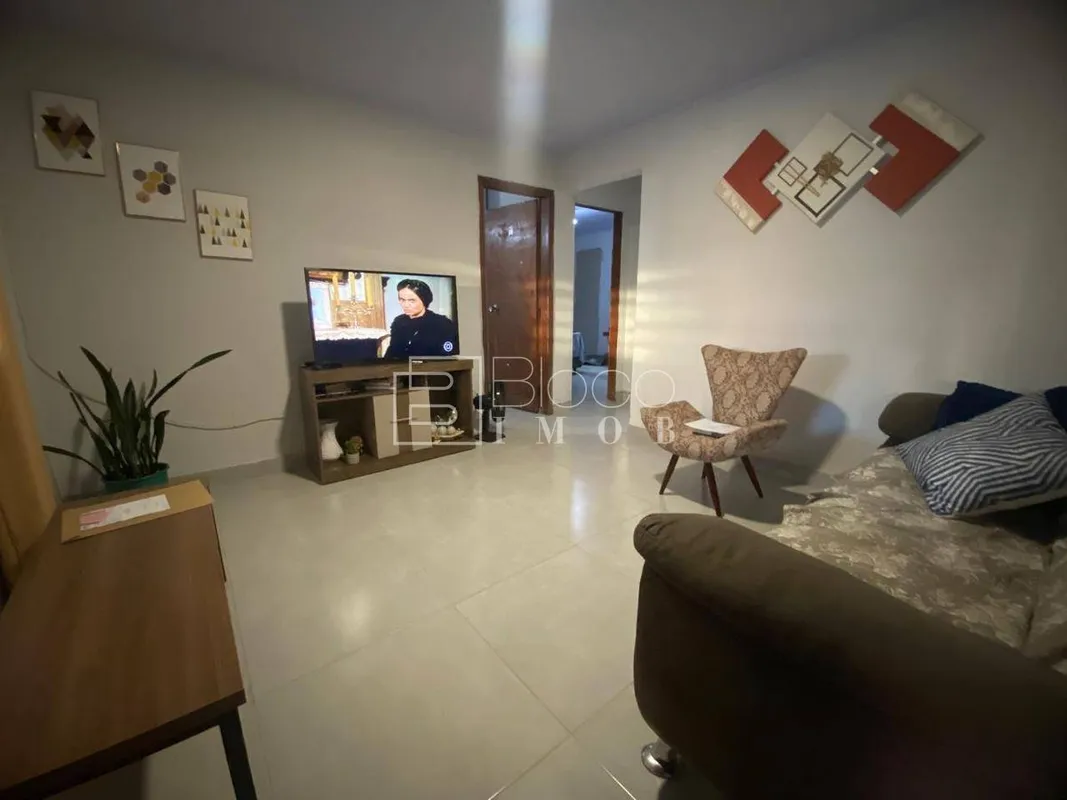 VENDO Excelente casa com 2 quartos + 2 kitnets na QR 407 em Samambaia Casa princ...