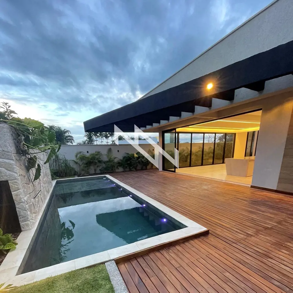 Casa térrea com 560 m² de terreno, 278 m² construídos e 100 m² de deck. Projeto ...