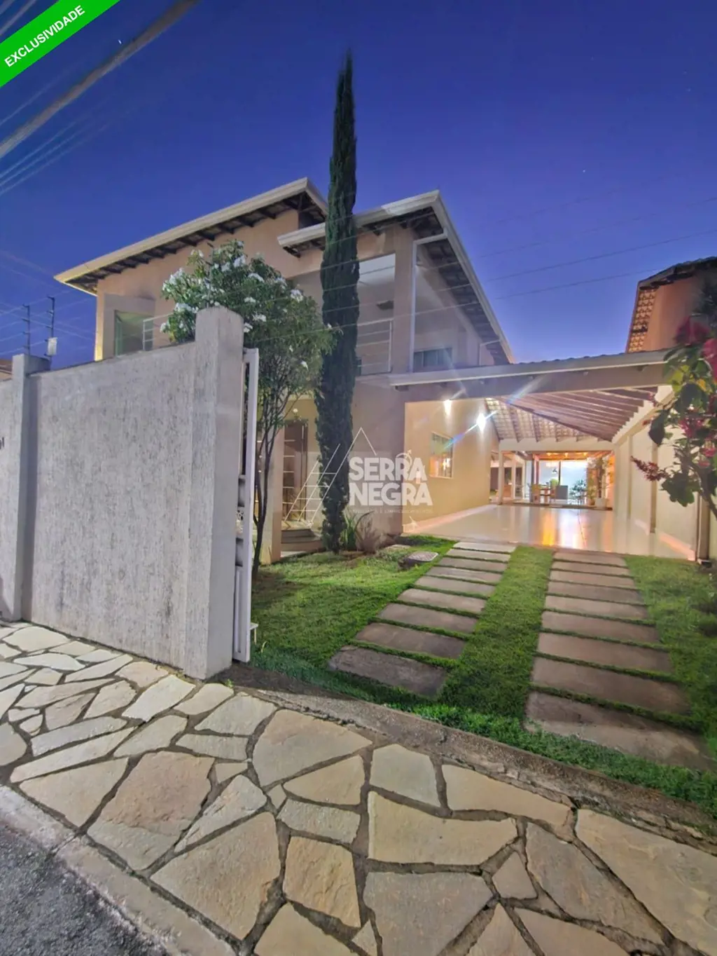 CASA DE ALTO PADRÃO DE USO MISTO (COMERCIAL E RESIDENCIAL) COM LOCALIZAÇÃO PRIVI...