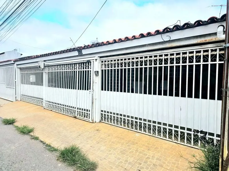 J. RIBEIRO IMÓVEIS VENDE - QE 28 - CONJUNTO N - GUARÁ IIExcelente casa com 186 m...