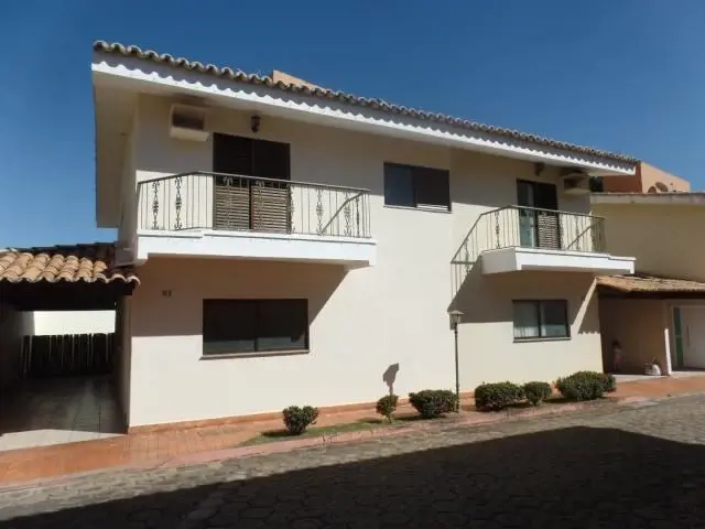 03 Quartos, sendo 01 suite, sacada, sala para 02 ambientes, lavabo, banheiro soc...