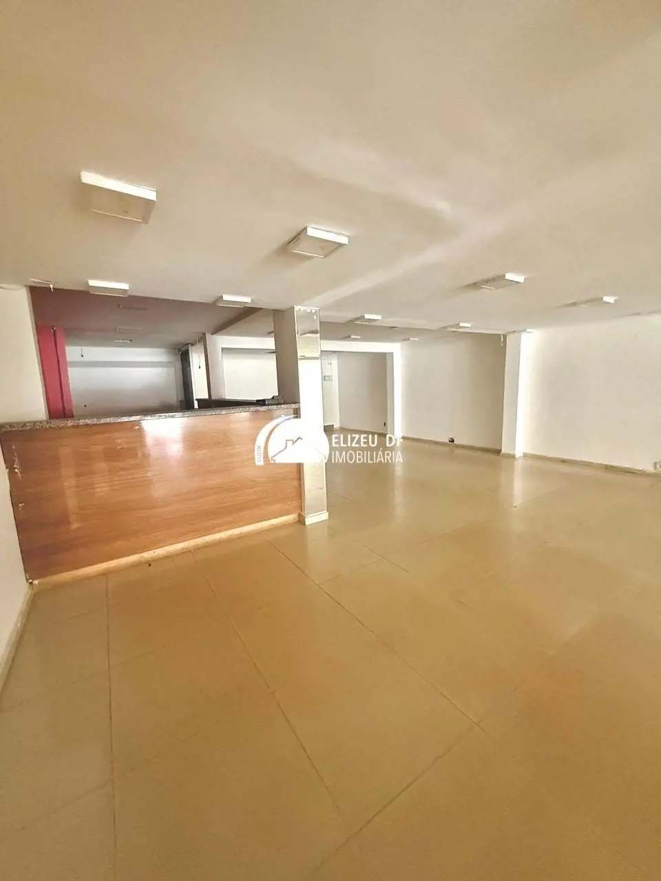 Elizeu DF Imobiliária aluga loja em Taguatinga, composta por: - 1 vão e mesanino...