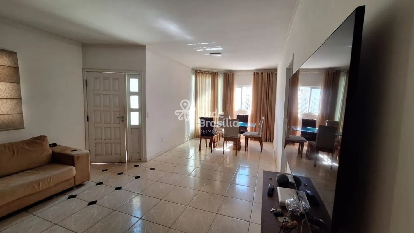 Imóvel de 300m² à venda na QE 32, Guará/DF. Situado em uma região com uma ampla ...