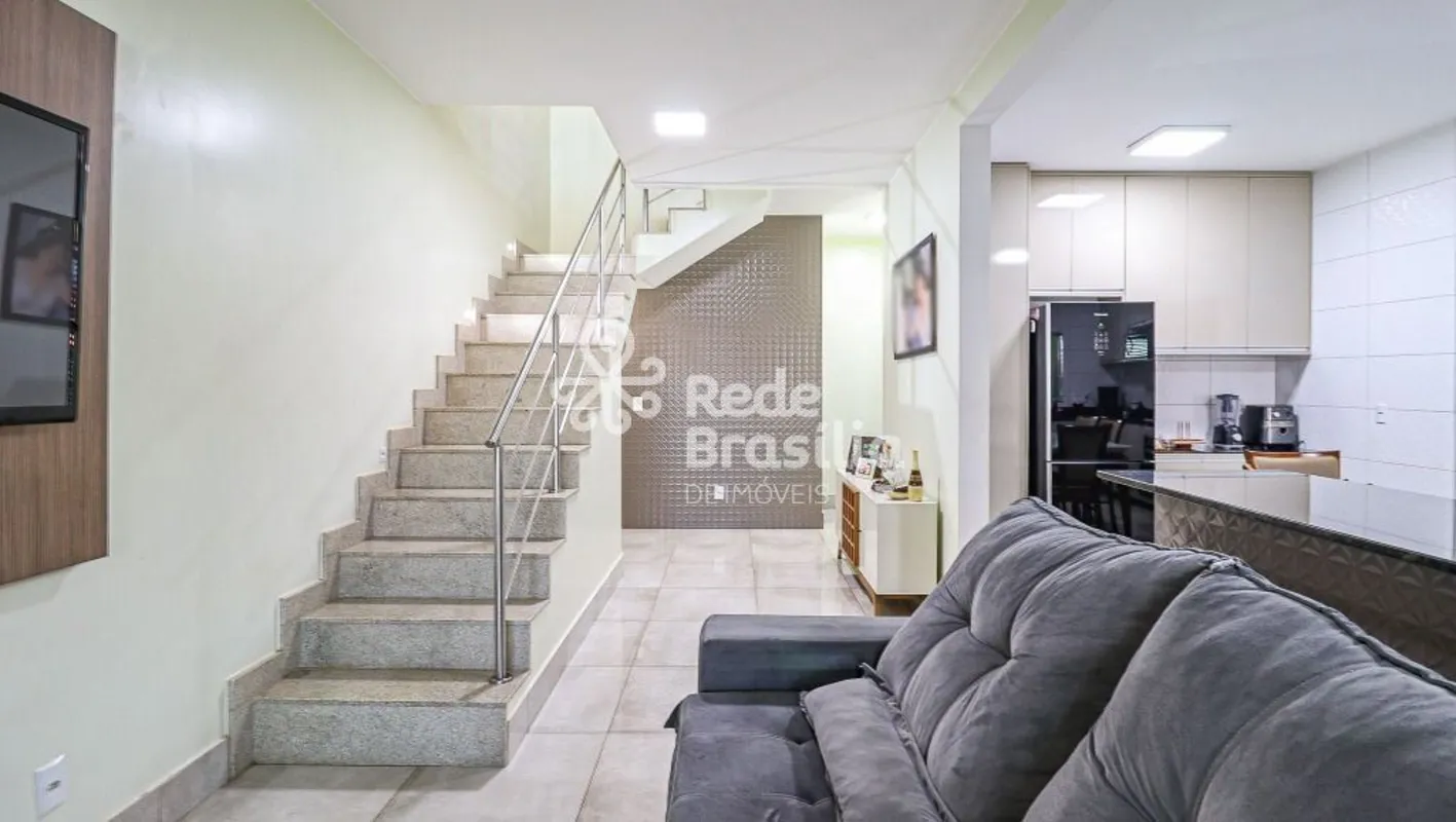 QR 406, Samambaia Norte .Excelente casa de dois pavimentos à venda! Apenas 6 ano...