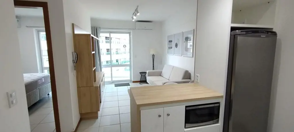 Invest Flat Imobiliária aluga apartamento de 44m², no 7º andar do Condomínio Bia...