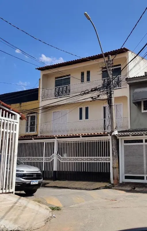 SOBRADO NA QR 1 DA CANDANGOLÂNDIA - EXCELENTE LOCALIZAÇÃO!Sobrado espaçoso com d...
