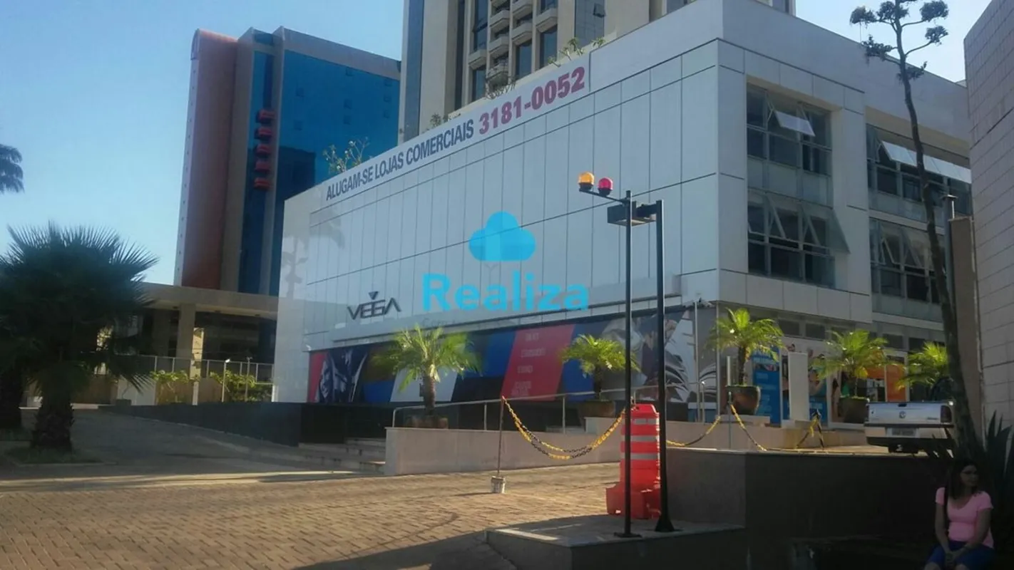 Excelente loja em dois níveis, térrea e semienterrado com pé direito alto, que p...