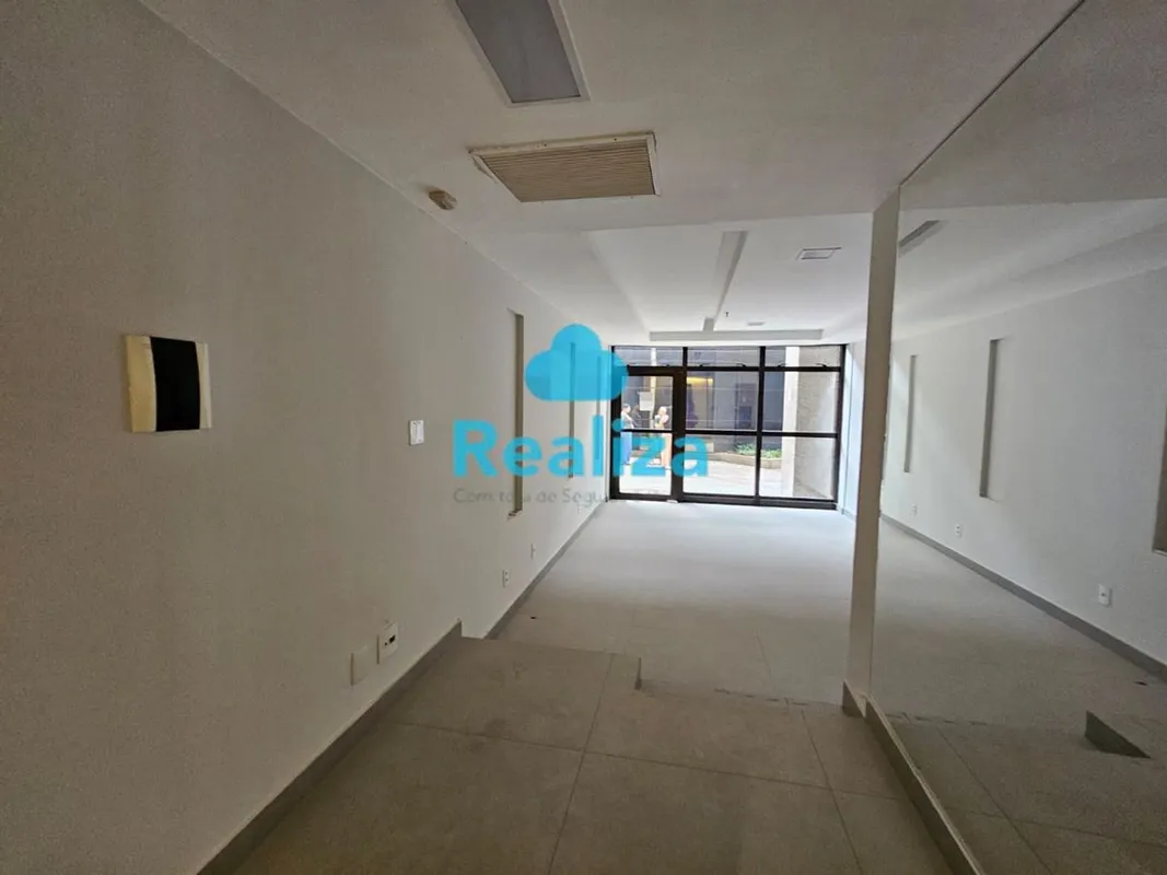 Loja no térreo, frente e fundo com entradas independentes, com 01 banheiro, esta...