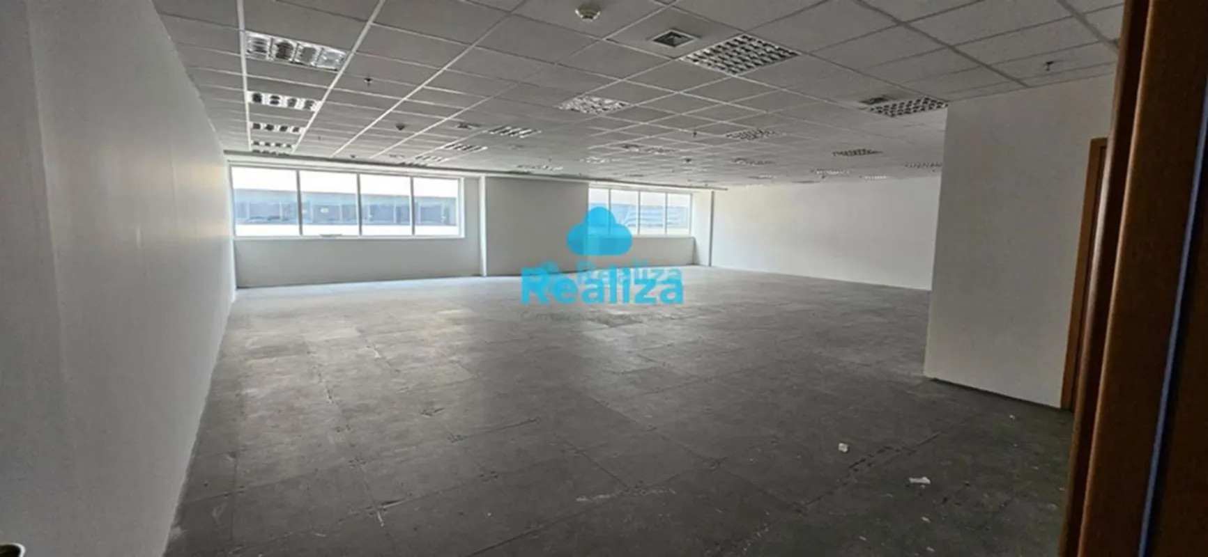 Este imóvel em edifício corporativo localizado no 8° andar é o local ideal para ...