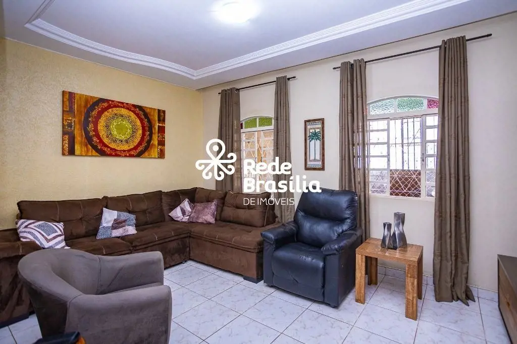 QE 42 - Guará IIApresento esta excelente casa sobrado, ideal para quem busca esp...