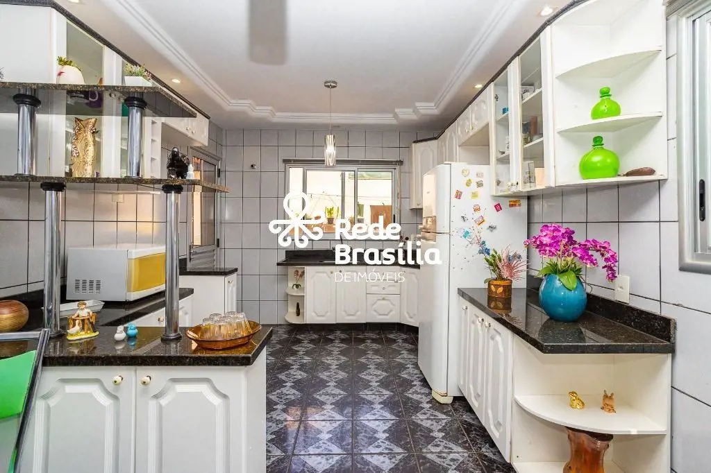 QS 7 | Casa com 4 Quartos sendo 2 Suítes com 2 Vagas de Garagem - Águas Claras.E...