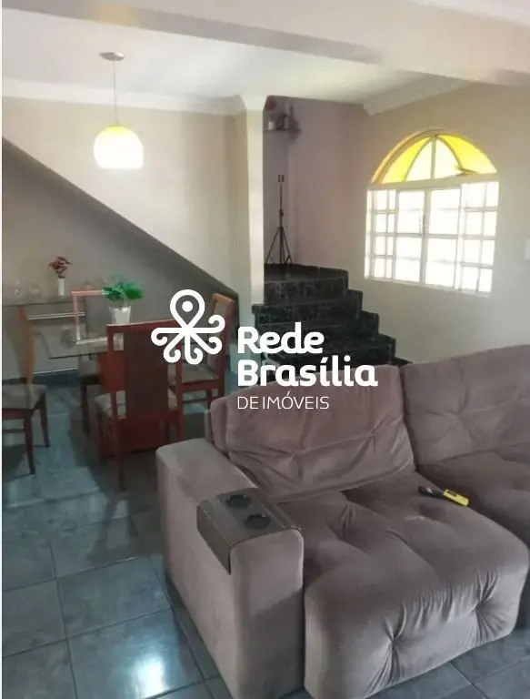 QR 406 Conjunto 26 | Casa Sobrado 4 Quartos sendo 1 Suíte com 2 Vagas de Garagem...