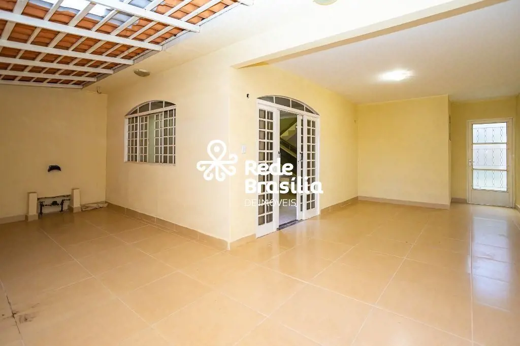 QR 7 - CandangolândiaDescubra seu novo lar neste sobrado nascente, perfeito para...