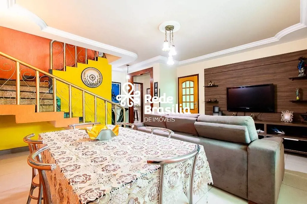 QN 7 | Sobrado Reformada 04 Quartos sendo 1 Suíte máster e 5 Vagas de Garagem - ...