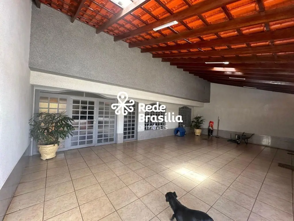 QNC 08 | Casa 4 Quartos sendo 2 Suítes - Aceita Financiamento - com 4 Vagas de G...