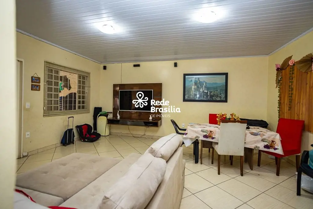 QI 06 Conjunto " F " Guará I.Apresentamos uma excelente casa térrea em uma das m...