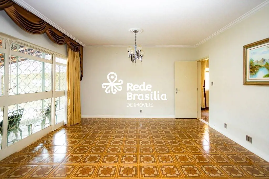 QNA 55 - Taguatinga NorteCasa térrea, na laje e de esquina, com excelente locali...