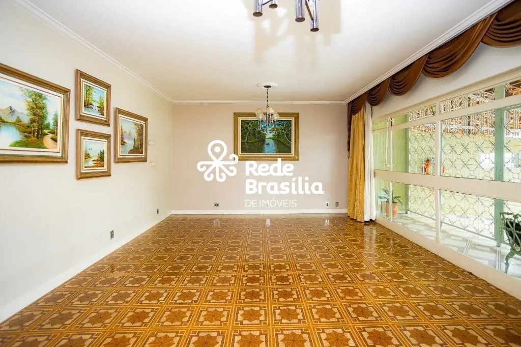 QNA 55 - Taguatinga NorteCasa térrea, na laje e de esquina, com excelente locali...