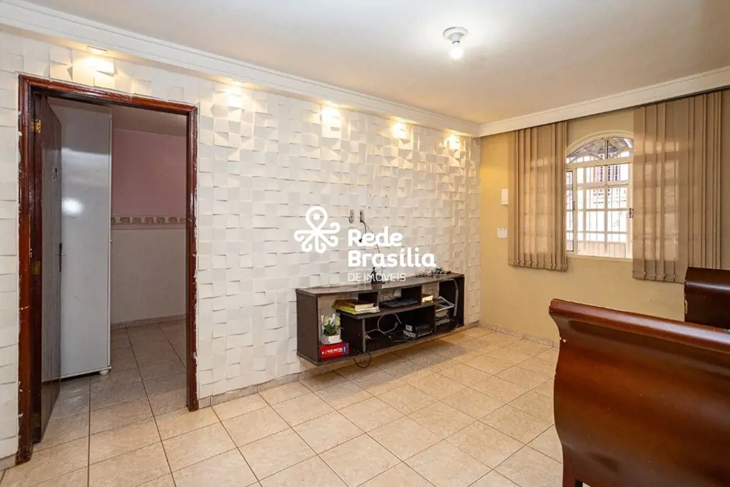 QNP 10 | Casa 2 Quartos com 1 Banheiro social e 1 Vaga de Garagem Coberta - Acei...