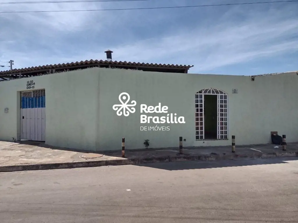 QR 315 | Casa de 2 Quartos com 2 Banheiros Sociais e 2 Vagas de Garagem Cobertas...